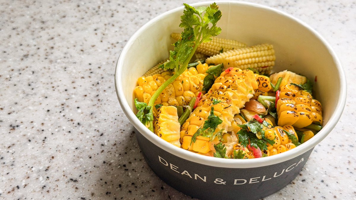 shusachan's tweet photo. ￼DEAN&amp;DELUCAのとうもろこしとパクチーのアジアンサラダ🌽
ライム果汁入ってるけど私的には追い酸味必須🍋‍🟩 https://t.co/W6XVh8Fmab