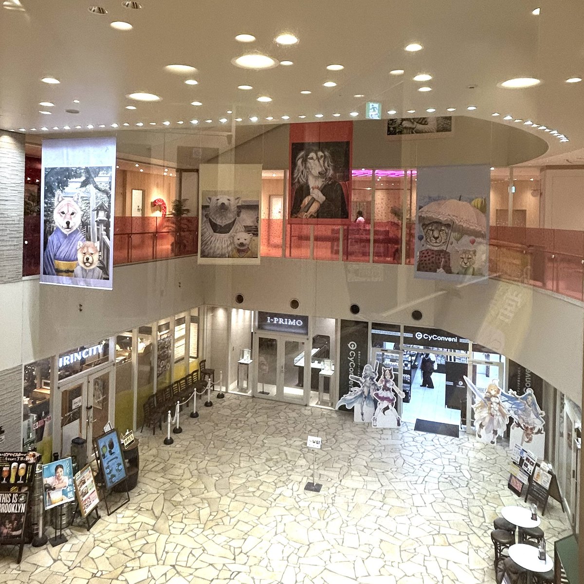 hoshias2's tweet photo. WACCA池袋にて堤岳彦さんディレクション、八田大輔さん、高橋祐次さんの店内装飾を観てきました！

入り口をどどーと堤さんの猫と犬が迎えてくれて、垂れ幕に八田さんの動物たち、エスカレーター横に高橋さんの世界が繰り広げられてて楽しい

2階には3人の原画も展示されてて充実した時間を過ごせます https://t.co/J3LnNJl67U