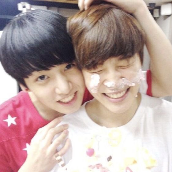 iuvtae95's tweet photo. Na minha época de baby army os momentos de jikook e fotos era estimado a troco de pão

As imagens q a gnt tinha q se contentar: https://t.co/b4YpXLJpMv