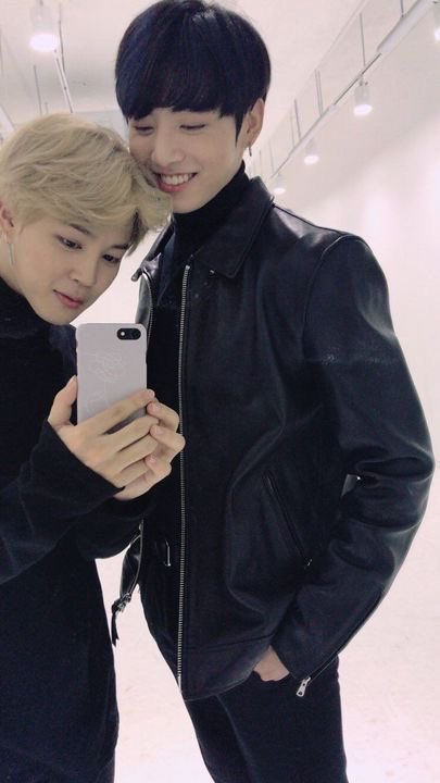 iuvtae95's tweet photo. Na minha época de baby army os momentos de jikook e fotos era estimado a troco de pão

As imagens q a gnt tinha q se contentar: https://t.co/b4YpXLJpMv