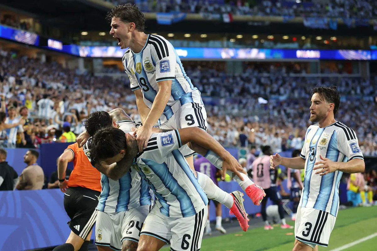 gabrl__'s tweet photo. La Argentina de Italia 90 no jugaba como la del 86, ganaba con el corazón. La Argentina de 2026 no juega como la de Qatar 2022, gana con el corazón https://t.co/Nm4FYHbZ2D