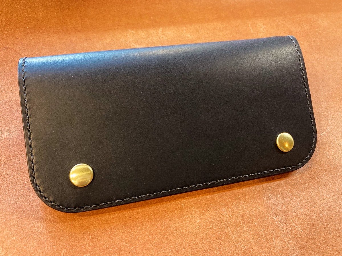ouchi_leather's tweet photo. 【トラッカーズ風ウォレット】
ザ・シンプルなトラッカーズ製作。
このデザインとこの機能性は唯一無二😊
刺さる人には鳥肌レベルです。

“相棒”レベルにまで！
がっつりお使いいただけますように

#福島市 #革製品 #レザー #トラッカーズ https://t.co/JyHd5DUv1P