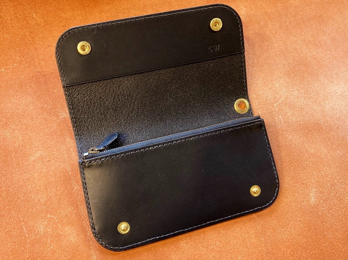 ouchi_leather's tweet photo. 【トラッカーズ風ウォレット】
ザ・シンプルなトラッカーズ製作。
このデザインとこの機能性は唯一無二😊
刺さる人には鳥肌レベルです。

“相棒”レベルにまで！
がっつりお使いいただけますように

#福島市 #革製品 #レザー #トラッカーズ https://t.co/JyHd5DUv1P