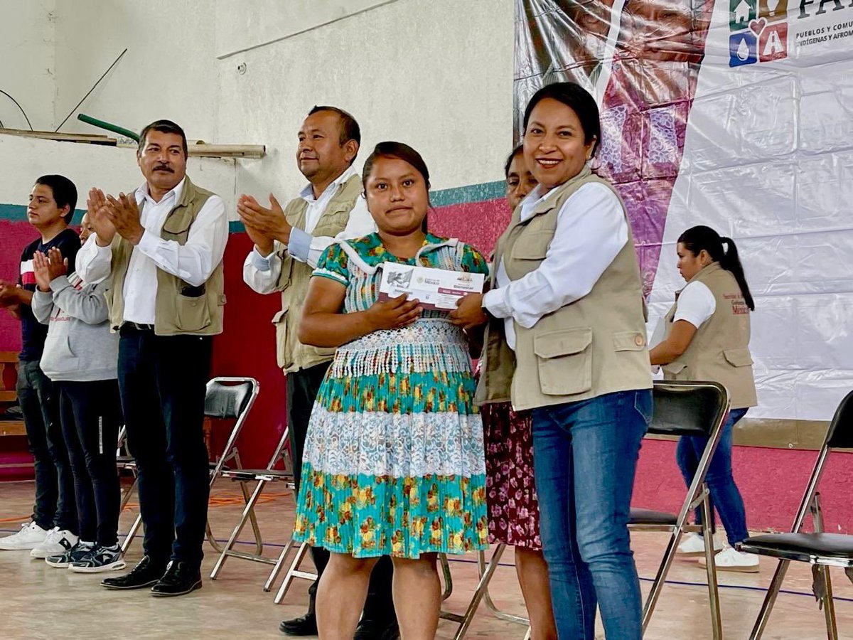 BienestarMxOax's tweet photo. Comités del #FAISPIAM y becarios de @JovConFuturo de la Sierra Sur y de la Cuenca del Papaloapan recibieron sus tarjetas bancarias.
Con la entrega de recursos directos, el @GobiernoMX refrenda su compromiso con el bienestar del pueblo oaxaqueño. https://t.co/Qk5biUo1ew