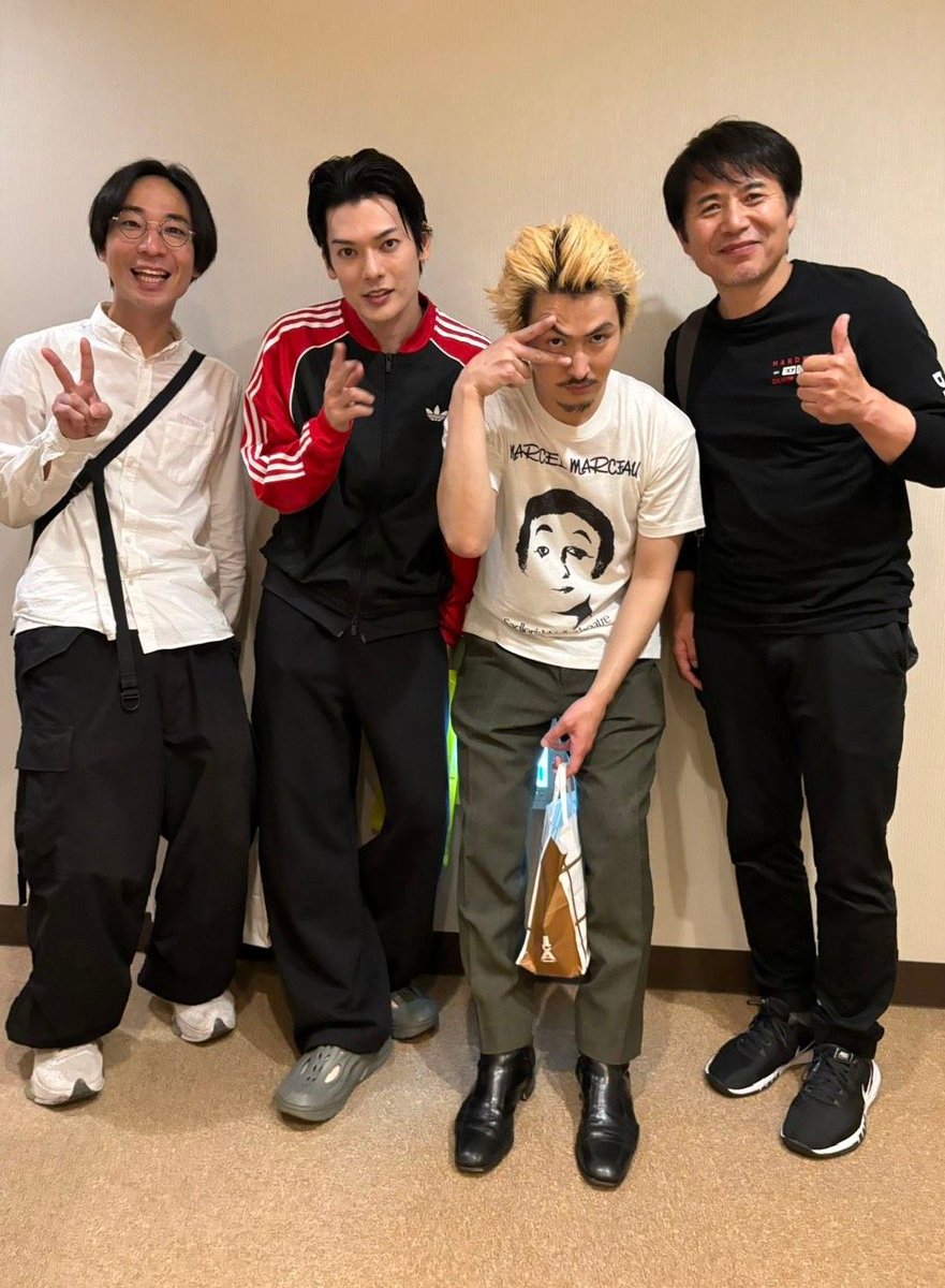 manager_mensoul's tweet photo. 舞台『#コテンペスト』
『BUT・AND』で主演を務めてくださった #崎山つばさ さんと、杉本が劇団時間制作さんの『社会で生きる動物』でご一緒した #松田凌 さんご出演でした✨
「舞台最高だった！」とのこと、久しぶりに再会もでき嬉しそうな #杉本凌士 と #中武億人☺️またどこかで共演できますように✨ https://t.co/H5TC6oH2vY