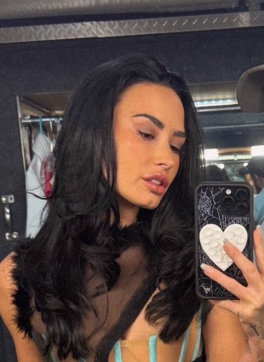 theholydemi's tweet photo. miss my doll https://t.co/njoA4q0qkp