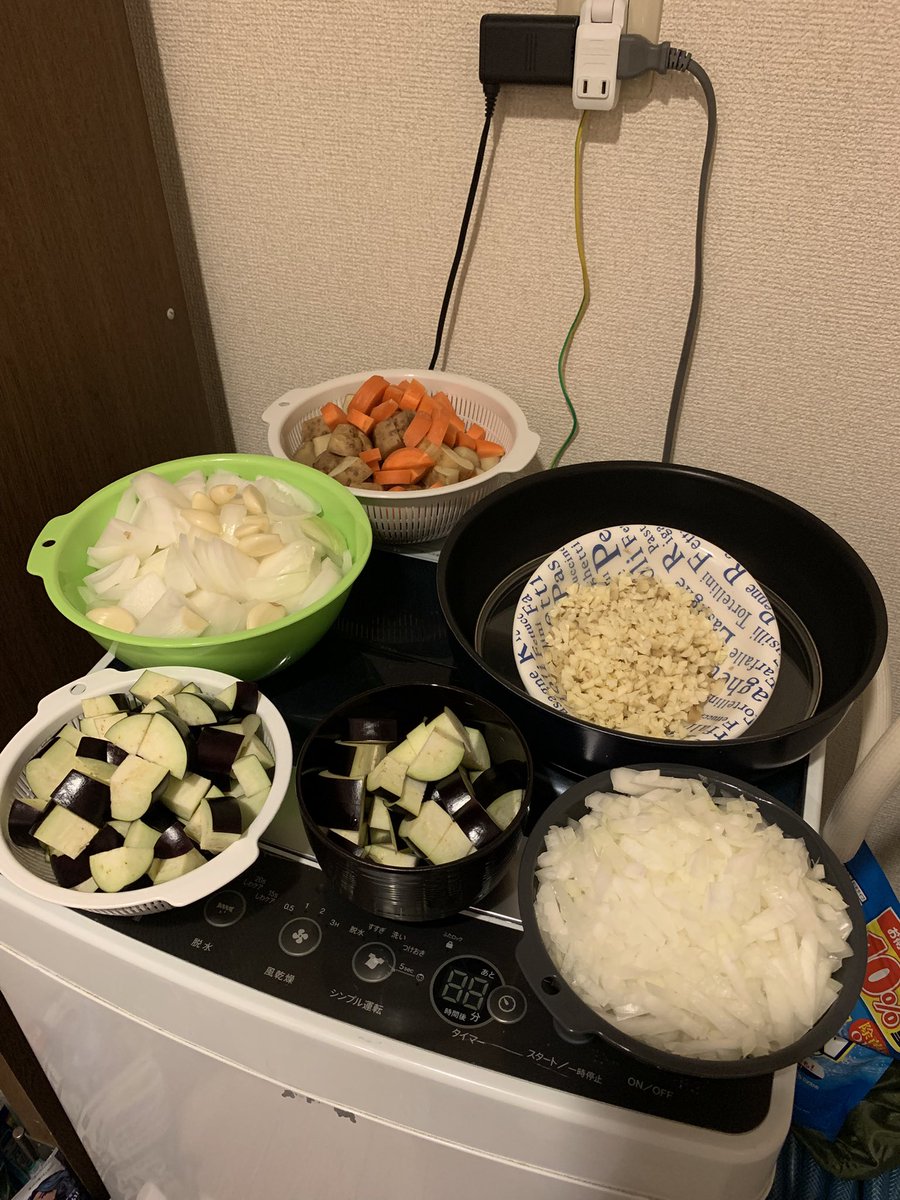 EBRSAN2's tweet photo. カレールー卒業したくスパイスで作るカレーに挑戦。S&amp;Bの赤缶めっちゃ旨い。とろみは水溶き片栗粉で。 https://t.co/IsNDXZ7AR8
