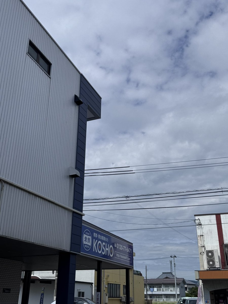 kosho4649's tweet photo. おはようございます。
雲が多いですね🌤
本日は阿賀野市でシロアリの施工が入っています。
今日も1日頑張りましょう(๑•̀ㅂ•́)و✧
#企業公式が地元の天気を言い合う #五泉市 #阿賀野市 #シロアリ https://t.co/YRiVNApvlb