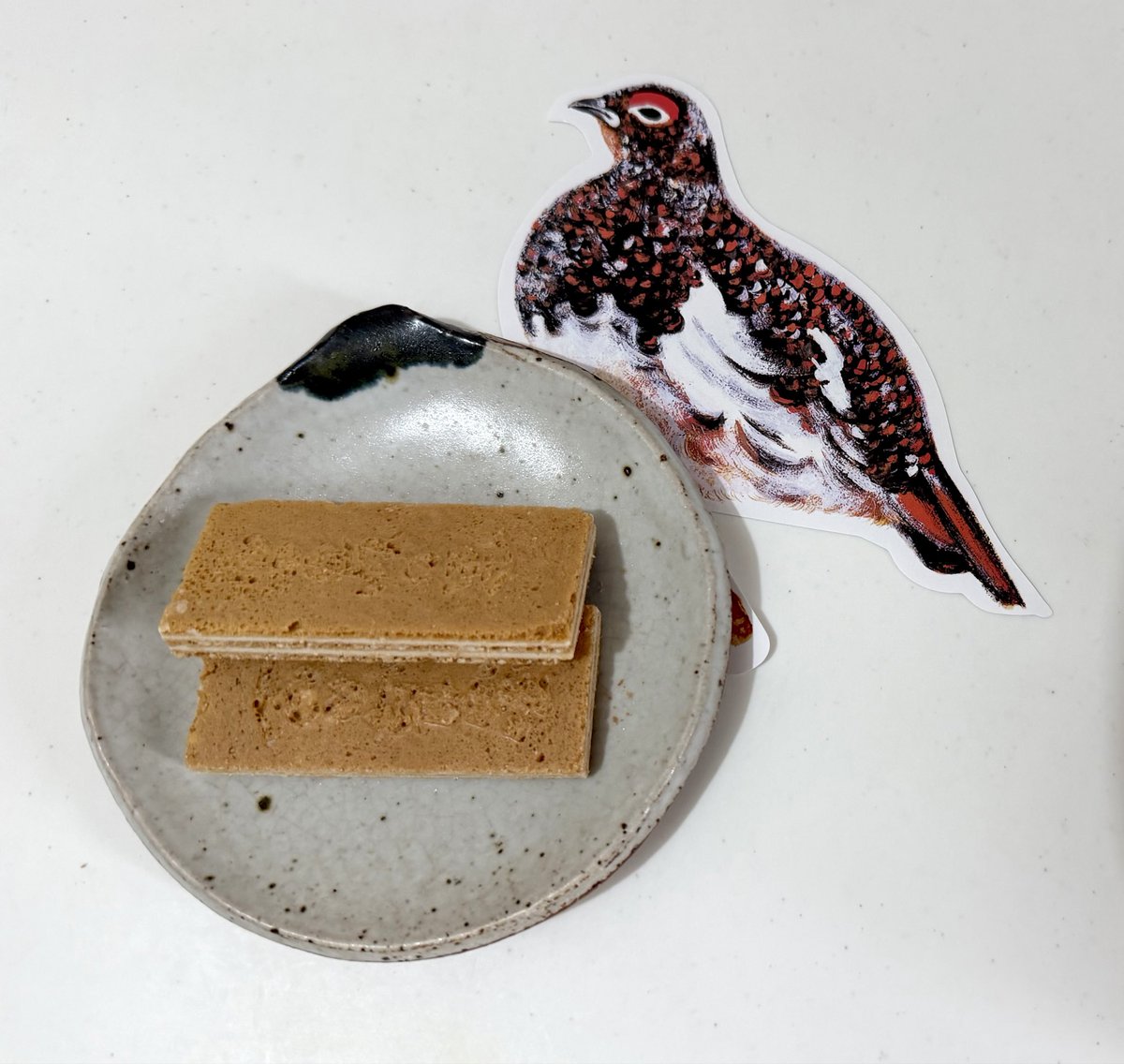 orca_2024's tweet photo. 雷鳥の里、初めて食べたのですが 美味しかった✨
箱の中には大きな雷鳥さんが居ました🪽 https://t.co/3Q2nOwnjKp