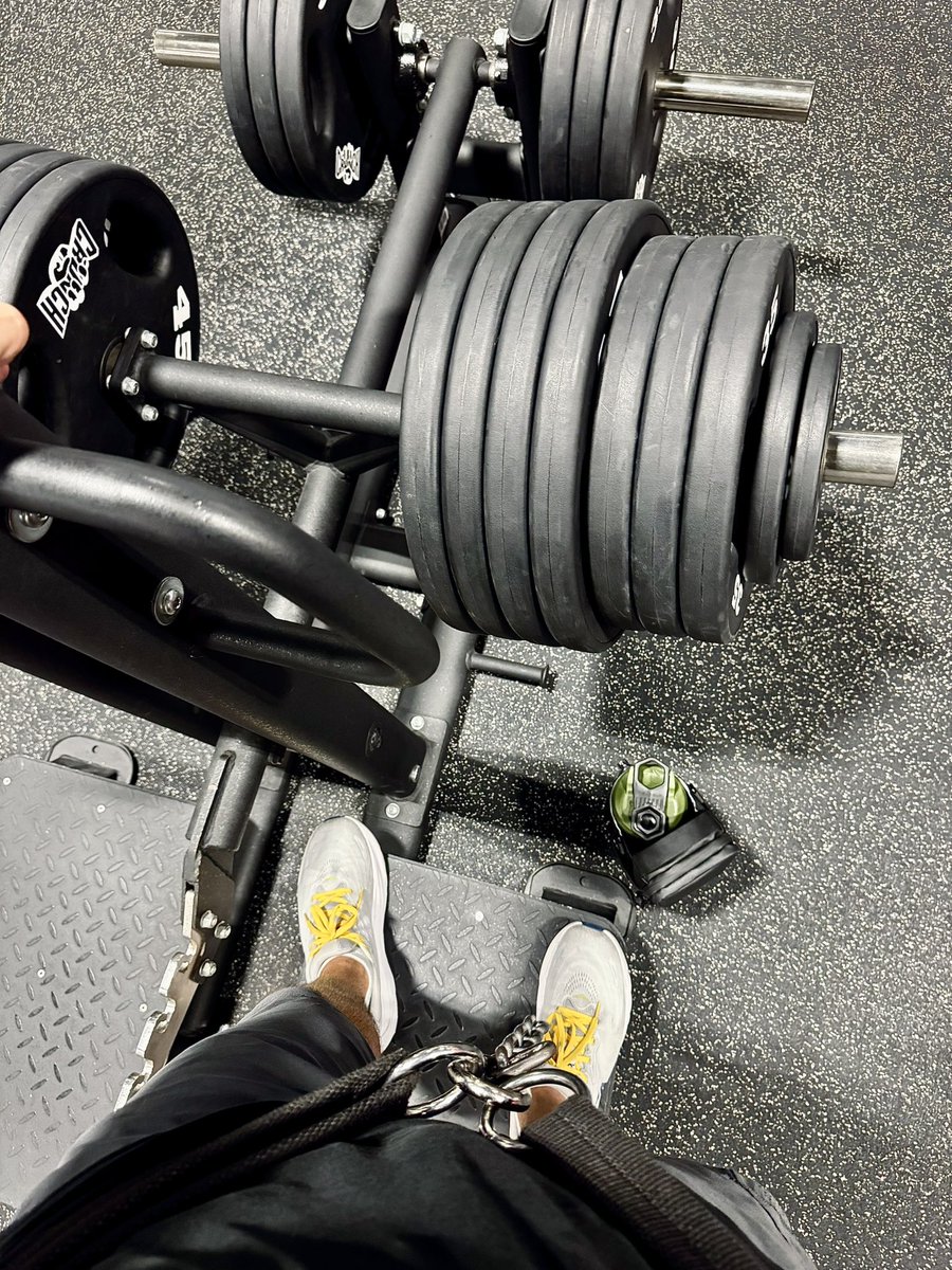 DadskiFit's tweet photo. Tuesday is for the legs! 🍗
—————————
Trap Bar Deadlift 3x10
RDL’s 3x10
Belt Squat 3x10
DB Lunges 3x10
- - - - - - - - - - - 
Push mow for extra steps

#TuesdayThoughts #bodybuilding https://t.co/Az3k2TAkoD