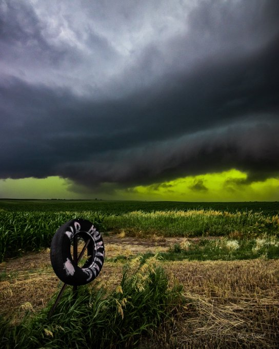 LenzFieldSports's tweet photo. Four years ago today the sky turned green in South Dakota https://t.co/VJ9wNFdPD1