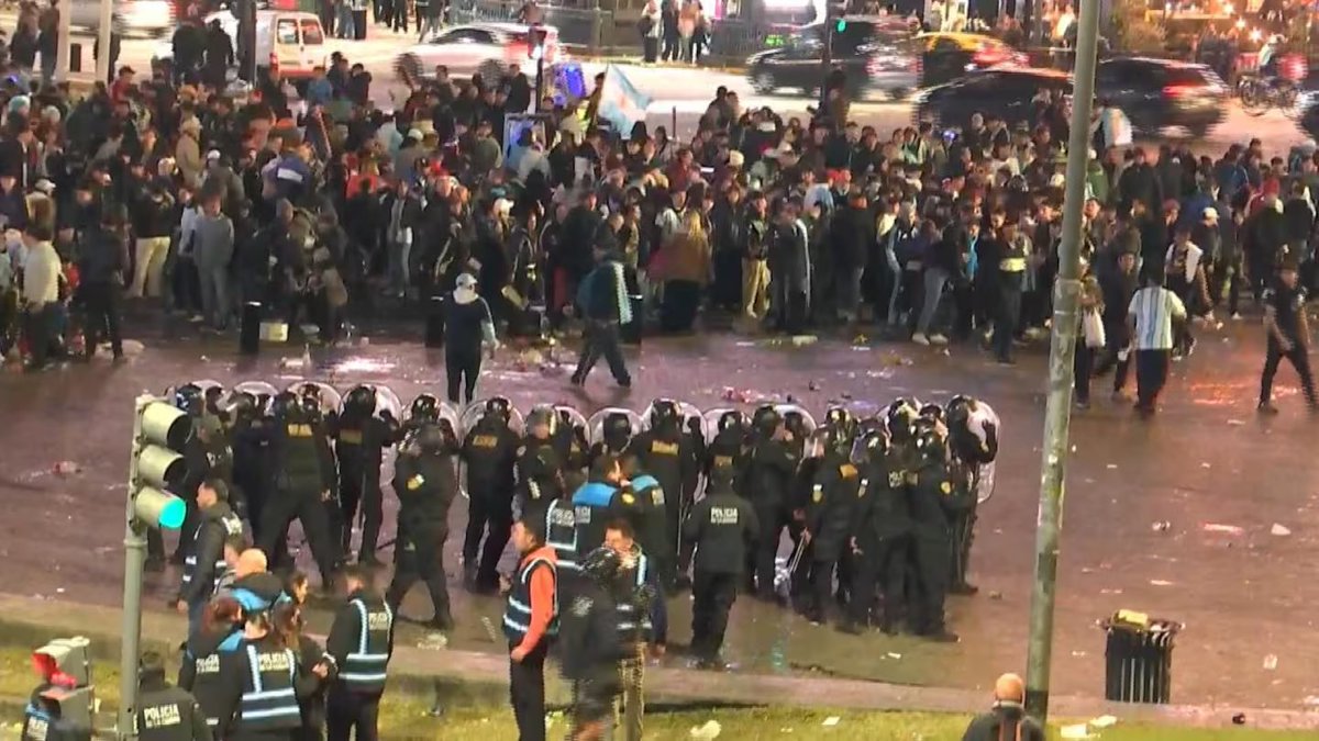 Nexofin's tweet photo. 🚨🚔 #AHORA | Incidentes en el Obelisco: los festejos por la victoria argentina terminaron en violencia y hay 9 detenidos

Los detalles de la nota 👇
https://t.co/ej1jqGFnwO https://t.co/69emFCicYP