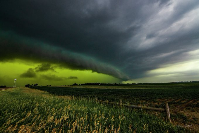 LenzFieldSports's tweet photo. Four years ago today the sky turned green in South Dakota https://t.co/VJ9wNFdPD1