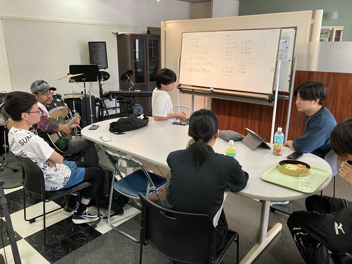 TCOT_official's tweet photo. 【#軽音楽部】
10月18日 #学園祭 に向けてミーティング
#自動車 #整備士 #短大 #軽音 https://t.co/1MuASKz45M