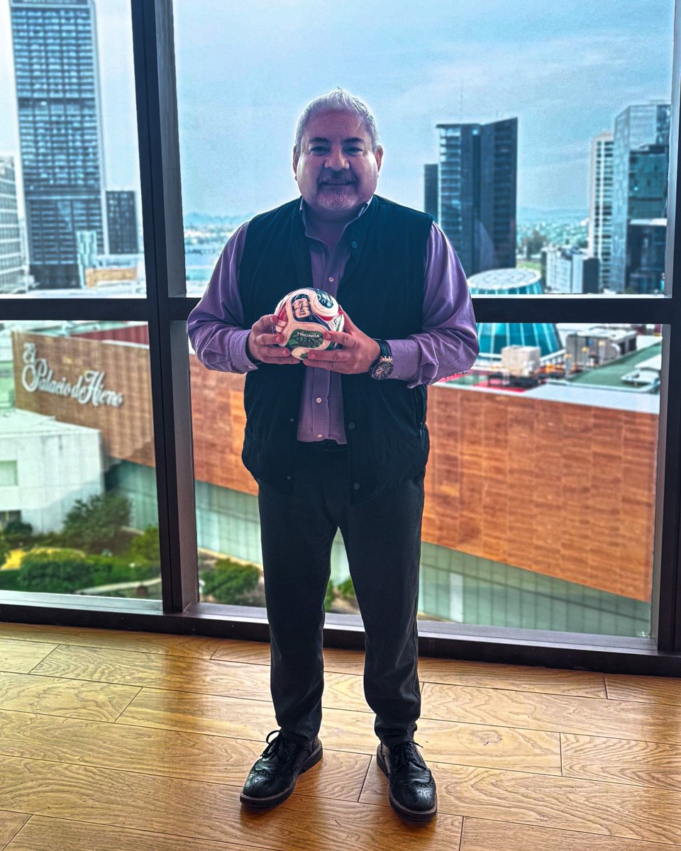 Elan_pat's tweet photo. ¡El reconocimiento a la excelencia no se detiene! 🏆⚽ 
En ELAN,seguimos aplaudiendo los golazos de nuestro equipo. 

👉 Desliza para conocer a los galardonados de hoy con su balon de coleccion. 📋 ¡Esto no termina aqui! Aun faltan mas campeones por pasar al frente ⏳ https://t.co/g19YzxX0CL