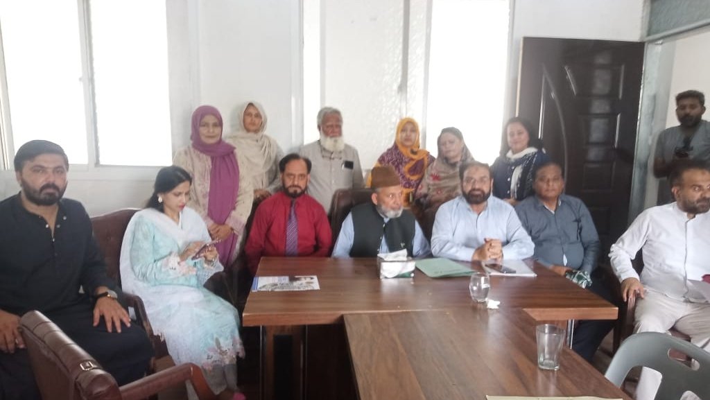 ImtiazWaniAPHC's tweet photo. کراچی: کل جماعتی حریت کانفرنس آزاد جموں و کشمیر و پاکستان کے کنوینر غلام محمد صفی، سینئر حریت رہنما شیخ عبدالمتین اور زاہد صفی نے نیشنل میڈیا فاؤنڈیشن کے چیئرمین جناب محمد علی، پاور آف یوتھ نیشنل ویلفیئر آرگنائزیشن کی چیئرپرسن محترمہ سارہ افشاں اور ’ڈو اِٹ‘ (DO IT) آرگنائزیشن کے چیئرمین جناب محمد آصف سمیت ممتاز لکھاریوں، کالم نگاروں، اینکر پرسنز اور میڈیا شخصیات سے ملاقات کی۔

ملاقات کے دوران مقبوضہ جموں و کشمیر کی موجودہ صورتحال، بھارتی مظالم، انسانی حقوق کی سنگین خلاف ورزیوں اور مسئلہ کشمیر کو قومی و عالمی سطح پر مؤثر انداز میں اجاگر کرنے کے حوالے سے تفصیلی تبادلۂ خیال کیا گیا۔

حریت رہنماؤں نے کہا کہ میڈیا مسئلہ کشمیر کو زندہ رکھنے اور کشمیری عوام کی آواز دنیا تک پہنچانے میں انتہائی اہم کردار ادا کر سکتا ہے۔ انہوں نے کہا کہ بھارت مقبوضہ جموں و کشمیر میں کشمیری عوام کی آواز دبانے کے لیے ظلم و جبر، گرفتاریوں اور پابندیوں کا سلسلہ جاری رکھے ہوئے ہے، مگر کشمیری عوام اپنے حقِ خودارادیت کے مطالبے سے ہرگز دستبردار نہیں ہوں گے۔

اس موقع پر میڈیا شخصیات، لکھاریوں اور سماجی تنظیموں کے نمائندگان نے کشمیری عوام کے ساتھ مکمل یکجہتی کا اظہار کیا اور اس عزم کا اعادہ کیا کہ مسئلہ کشمیر کو اجاگر کرنے کے لیے قلم، آواز اور میڈیا کے ہر پلیٹ فارم کو بھرپور انداز میں استعمال کیا جائے گا۔

حریت رہنماؤں نے 8 جولائی کو شہید برہان مظفر وانی کی برسی کے موقع پر منعقد ہونے والی ریلی اور پروگرام میں شرکت کی دعوت بھی دی، جس پر شرکاء نے بھرپور تعاون اور شرکت کی یقین دہانی کرائی۔