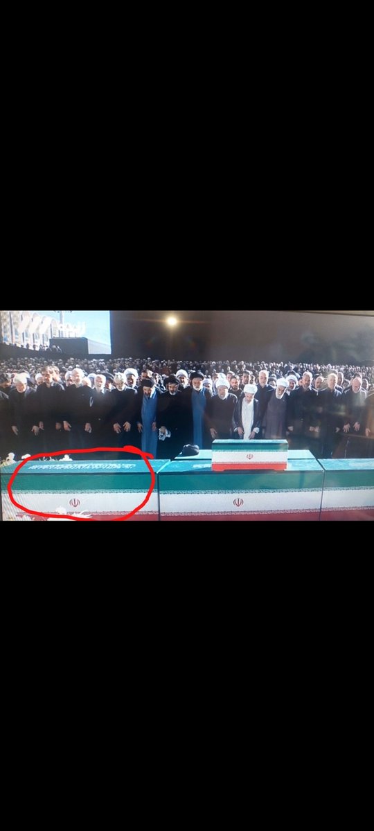 _parhamaa's tweet photo. @NiohBerg This was Khamenei's place of honor at his father's funeral.👇 https://t.co/ur9jaDCFMJ