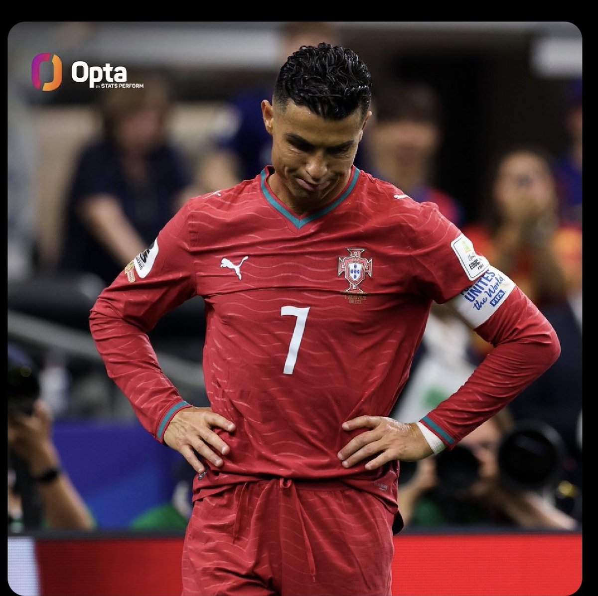 az_digitals's tweet photo. All this Vitinha this, Neves that, Bruno this/that

I thought the saying was, "give me Ronaldo and 10 logs of wood", are the Portuguese players broomsticks or threads?
Ronaldo fans, answer us!

He's now the log of wood! https://t.co/HE0bQtM2zs