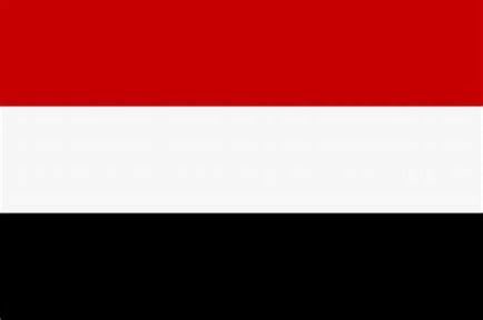 ERYANIM's tweet photo. اليمن يدين للاعتداءات الإيرانية التي استهدفت ناقلتي نفط تتبعان للسعودية وقطر أثناء عبورهما مضيق هرمز
[07/07/2026 07:55] 
￼
عدن ـ سبأنت:
أعربت الجمهورية اليمنية عن إدانتها واستنكارها بأشد العبارات الاعتداءات الإيرانية التي استهدفت ناقلتي نفط تابعتين للمملكة العربية السعودية ودولة قطر الشقيقتين أثناء عبورهما مضيق هرمز، في تصعيد خطير يهدد أمن الملاحة الدولية ويقوض الأمن والاستقرار الإقليمي والدولي.

وأكدت وزارة الخارجية وشؤون المغتربين في بيان لها مساء اليوم الثلاثاء تلقت وكالة الانباء اليمنية (سبأ) نسخة منه، أن هذه الاعتداءات تمثل انتهاكًا صارخًا للقانون الدولي ولقواعد حرية الملاحة في الممرات المائية الدولية، وتهديدًا مباشرًا لأمن وسلامة خطوط التجارة العالمية وإمدادات الطاقة، بما يعكس استمرار النهج التصعيدي للنظام الإيراني القائم على زعزعة الأمن والاستقرار، وتغذية الصراعات، وفرض سياسة الأمر الواقع بالقوة.

وأشار البيان، إلى أن هذا الاعتداء يأتي امتداداً لسجل إيران في تقويض أمن المنطقة، من خلال دعمها وتسليحها للمليشيات التابعة لها، وفي مقدمتها مليشيا الحوثي الإرهابية المستمرة في استهداف الملاحة الدولية في البحر الأحمر وخليج عدن، وتهديد أمن الممرات البحرية، في انتهاك واضح للقانون الدولي ولقرارات مجلس الأمن ذات الصلة.

وحذرت وزارة الخارجية، من التداعيات البالغة لاستمرار هذه السياسات العدائية على الأمن والسلم الإقليميين والدوليين، داعية المجتمع الدولي، وفي مقدمته مجلس الأمن، إلى اتخاذ موقف حازم وإجراءات رادعة لوقف الانتهاكات الإيرانية المتكررة، ومحاسبة المسؤولين عنها، وضمان حماية الممرات المائية الدولية وصون حرية الملاحة باعتبارها مسؤولية جماعية لا تحتمل التهاون.

كما جددت الوزارة تضامن الجمهورية اليمنية الكامل ووقوفها إلى جانب المملكة العربية السعودية ودولة قطر الشقيقتين، ودعمها الكامل لكل ما تتخذانه من إجراءات مشروعة لحماية أمنهما وسيادتهما، والحفاظ على أمن واستقرار المنطقة، وضمان سلامة الملاحة الدولية والتدفقات التجارية وإمدادات الطاقة العالمية.