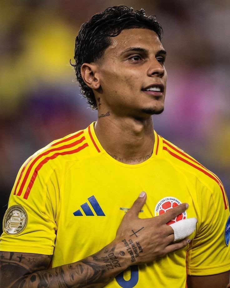 Sudoku0h's tweet photo. ⤷ ゛ Mini AU de la #Sele ˎˊ˗

; #Jichard 

Dónde James no sabe cómo superar la eliminación de Colombia del Mundial. 

Ó

Dónde Richard solo quiere ver a su capitán sonreír otra vez. https://t.co/j5HO1OhWUt