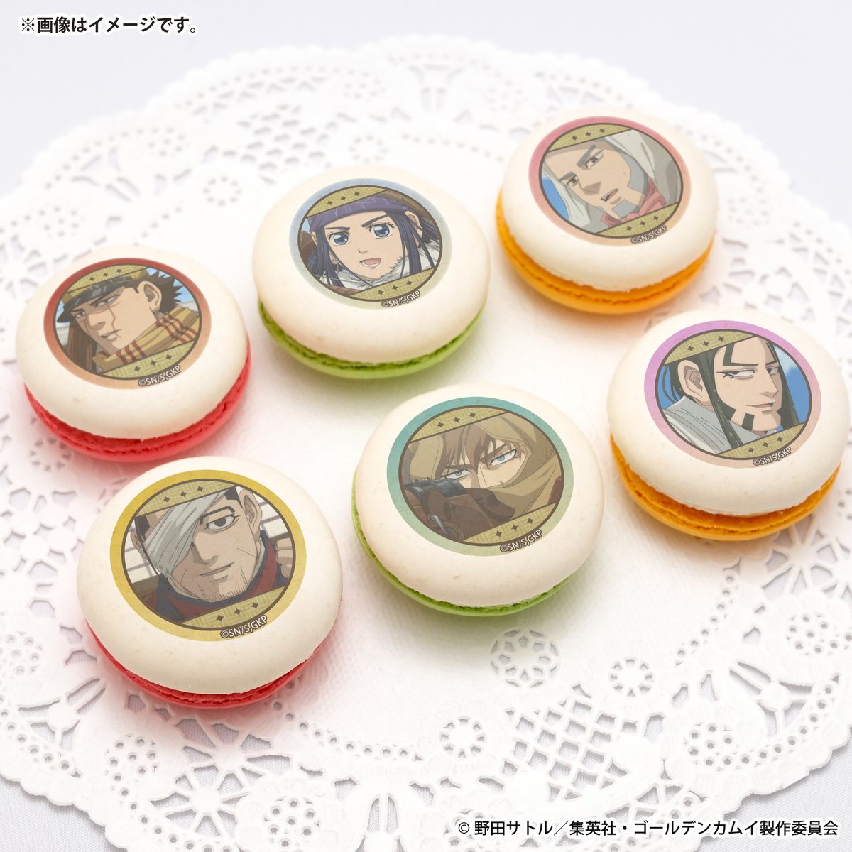 happypriroll's tweet photo. TVアニメ『#ゴールデンカムイ』
定番プリントケーキ＆マカロン＆カップケーキの発売が決定！

杉元やアシㇼパたちとの癒しのひと時に特別なスイーツはいかがでしょうか♪🍰☕
購入特典缶バッジ付きで全国へお届けします🎁

⬇詳細はプリロールHPをチェック！
https://t.co/5yPqjw02uO https://t.co/nIaxo3ad1b