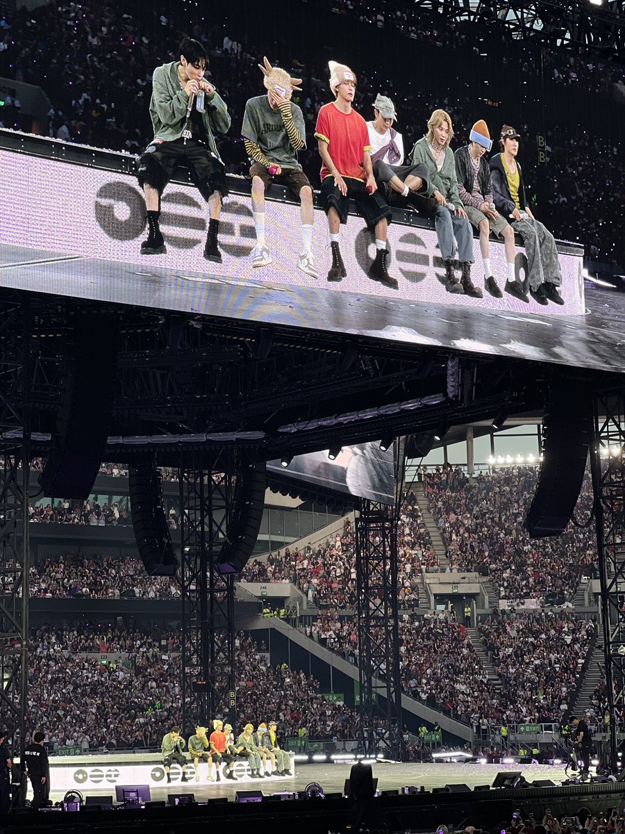 kimthvung's tweet photo. I WILL NEVER SHUT UP 
7/7 LONDON I SAW BTS ONCE AGAIN 😭😭💜💜💜💜💜 https://t.co/4FIR5YXET2