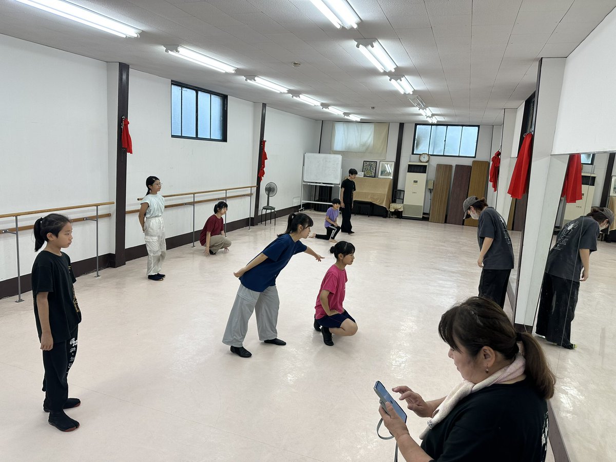 morishita_toshi's tweet photo. おはようございます🌞
先日オフィスKANのキッズミュージカルの稽古に行きました。
教える際に自己紹介も兼ねて将来の夢を聞くんだけど様々な夢を持っている。
何の経験がどの様に繋がるか分からないけどその子達の糧となれば良いなと思う。
それを考えると教えるって難しく、またやり甲斐があるよね🤨 https://t.co/OOk1hefeUG