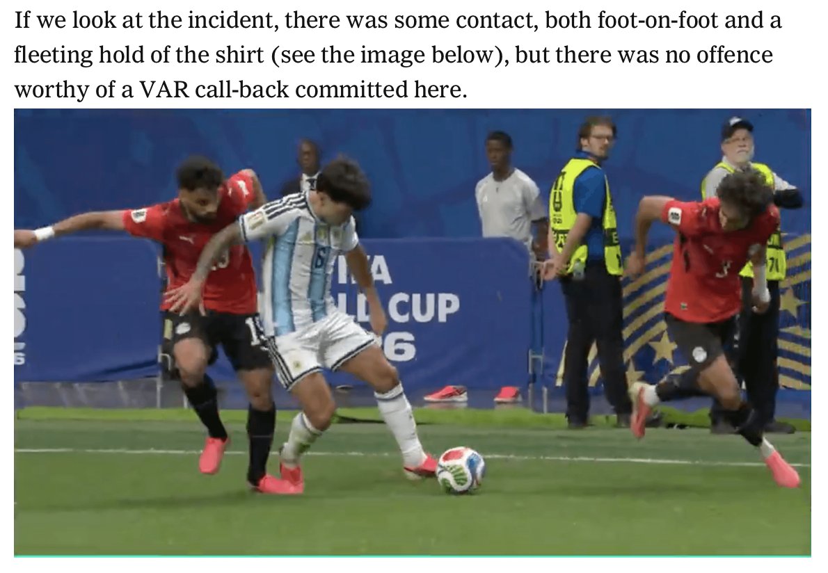 ruangtaktik's tweet photo. POV The Athletic, memang ada kontak kaki ke kaki & tarikan baju. Tp intensitas kontak kaya gini dinilai terlalu minim untuk dikategorikan sbg pelanggaran fatal yg kudu diintervensi VAR call back. Ditambah jarak & waktu yg cukup lama. Bahkan defend Argentina sudah balik. 

Jadi PR-nya soal threshold/ambang batas keterlibatan VAR sampe mana. Karena sebelum gol Enzo, foul ke Salah ga dicek. Dimana foul tersebut memang minor. Poin threshold ini memang masih jadi subjektifitas wasit. 

Dan karena The Athletic yg mengulas, narasi berat ke Argentina tidak muncul. Lebih substantif ke performa wasit karena analisnya juga eks ofisial EPL.