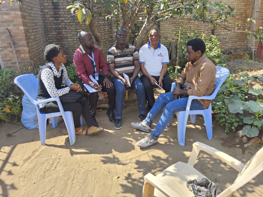 Relon_Burundi's tweet photo. #RELON_Burundi visited member organization #CORDE_Burundi to highlight refugee-led solutions. Since 2024, CORDE has strengthened livelihoods through agriculture, poultry and rabbit farming, empowering refugees and returnees toward self-reliance.

@brigitteeno2000 @UNHCR_Burundi https://t.co/Y9Vtx6jeMN