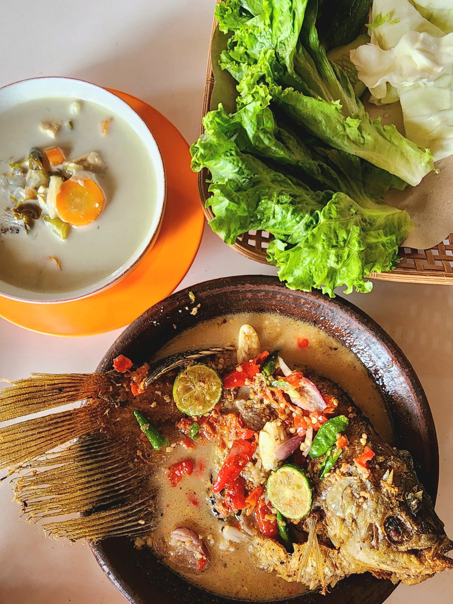 rgoestama's tweet photo. Sebagai Ketua Asosiasi Penggemar Pecak Betawi Chapter Bekasi Raya dan sekitarnya, sejauh saya survey beberapa tempat pecak di Bekasi dan sekitar, ada beberapa varian yg masing2 punya ciri khas tersendiri.

(Dari ki - ka)

1. RM Betawi Warung Pucung, Pekayon. Dominasi cabe dan bumbu, rasa sedikit pedas dan seger.

2. Warung Bambu, Bekasi. Pecak lebih balance, salah satu bentukan default pecak betawi.

3. Warung Pojok Mbak Reni, H. Naman. Pecak lumayan basah, dgn tekstur agak pekat krn campuran bumbu rempahnya.

4. RM Betawi Kong H. Iding, Jl. Pang Jayakarta. Sedikit dominan rasa asam dgn potongan2 mangga.
