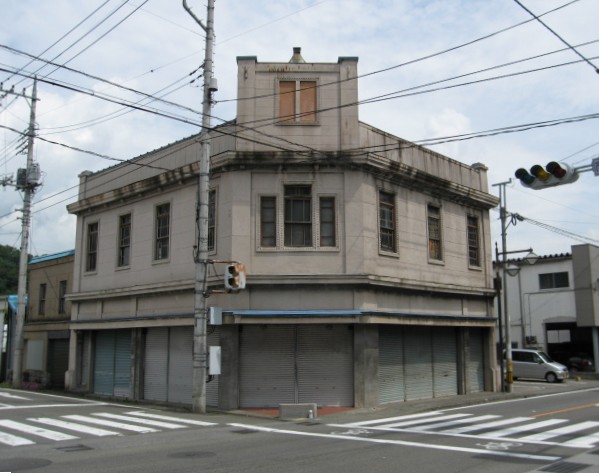 ssksss7's tweet photo. 山梨県都留市にかつてあった横山呉服店の建物。この先にある管理釣り場に定期的に通っていながら写真はほとんど撮っていなかったのが悔やまれます。2006年6月の撮影。 https://t.co/TaC8RLY3u2