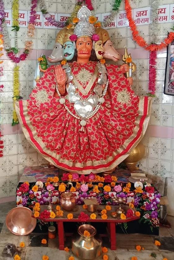 sun200369's tweet photo. 🙏 जय श्री राम🙏 
श्री पंच मुखी हनुमान मंदिर, तलावली, इंदौर, MP. में विराजमान श्री हनुमान जी महाराज के दिव्य दर्शन। प्रभु की कृपा से आज का दिन शुभ एवं मंगल मय हो। श्री सीतारामजी महाराज सबका कल्याण करे।
🙏सुप्रभात🙏 https://t.co/YXaslJIizw