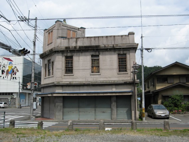 ssksss7's tweet photo. 山梨県都留市にかつてあった横山呉服店の建物。この先にある管理釣り場に定期的に通っていながら写真はほとんど撮っていなかったのが悔やまれます。2006年6月の撮影。 https://t.co/TaC8RLY3u2