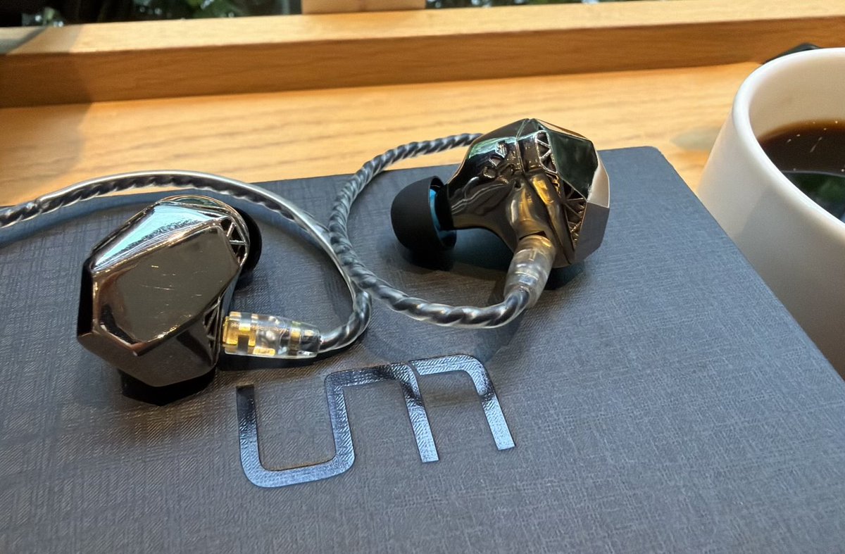 bier_bitte's tweet photo. 久し振りのポストで
今更なんですが、昨日UniqueMelodyのmaverick tiを買いました。私には初のUMです。

こなれた値段の中古を5%オフ、ポイント５倍、手持ちポイント利用でお値打ちで手にできました。

手持ちのOslo mmcxとSpinFit W1を装着、通勤用M1 plusで良好です✨️ https://t.co/NprBl5m0T5