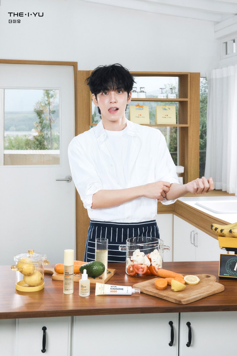 theiyu_kr's tweet photo. 오늘은 원필이가 더이유 비타민 요리사 👨🏻‍🍳🍋

피부를 맑고 환하게 만들어줄 비타민 8종과 비타민 엑소좀*,
글루타치온과 나이아신아마이드까지 빛나는 사랑을 가득 넣엇서여 ₊˚♥

더이유과 원필이의 행운을 가득 담은
비타엑소좀8000 제품 받고 싶다면 ~? 💛

♡₊˚ 참여 방법
1️⃣ @theiyu_kr 계정 팔로우 + 게시물 RT
2️⃣ 댓글로 받고 싶은 제품 1종+#더이유 해시태그 작성 
생기흡수앰플 / 광채잠금수분크림 / 광채리셋미스트

♡₊˚ 당첨 인원
총 3명

♡₊˚ 기간
1️⃣ 참여 기간 : ~ 7/12(일) 23:59
2️⃣ 발표 : 7/14(화) 댓글 언급

*비타민 엑소좀 : 비타민나무열매추출물엑소좀