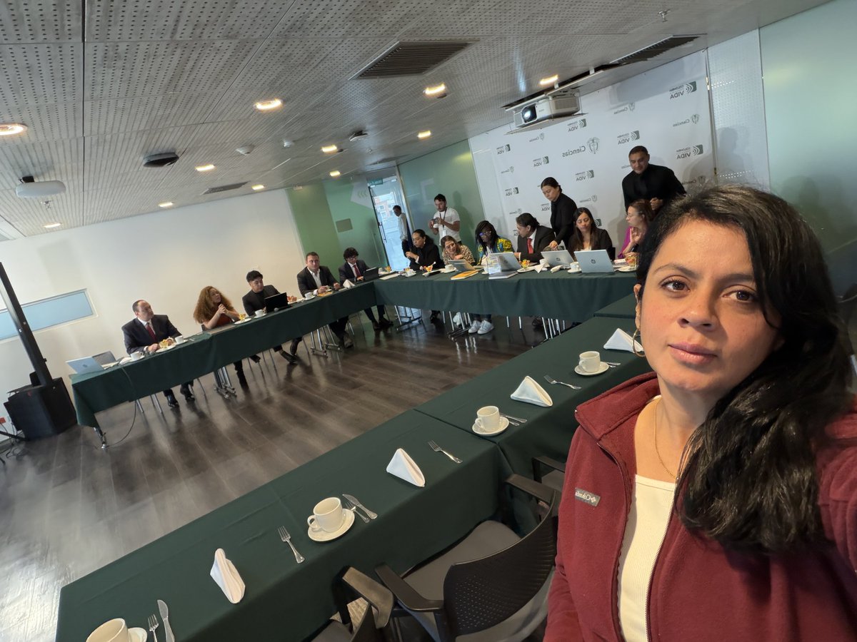 EstherCastroL's tweet photo. Es la primera vez en toda la historia de Colombia que un gobierno electo no asiste a una mesa de empalme.

Esperé todo el día para publicar esta fotografía con la esperanza absurda de que se comportaran a la altura que  merece Colombia.

¿Será que no se sienten dignos de recibir el gobierno? ¿La conciencia no los deja?🤔