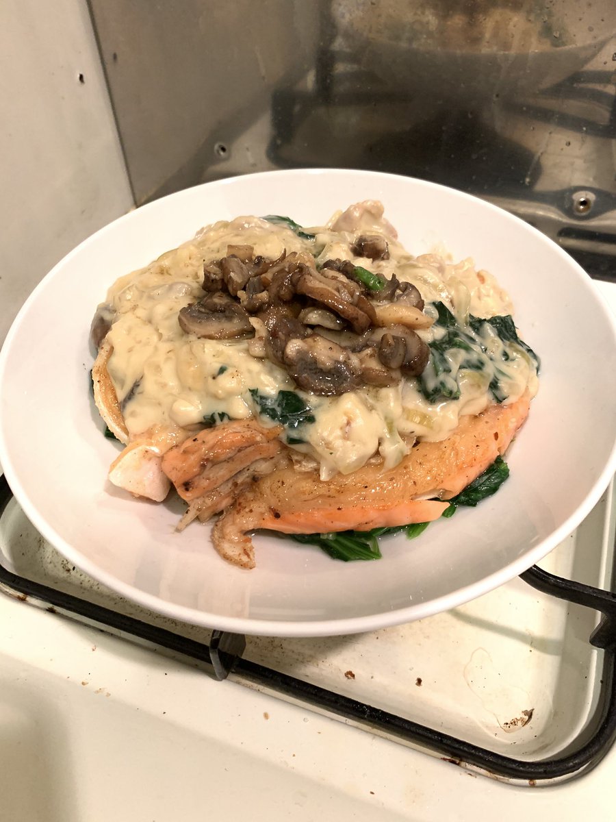 EBRSAN2's tweet photo. シチューの固形ルーも卒業したくてホワイトソース作りに挑戦。サーモンのムニエルとペンネ。以前挑戦したら焦して失敗したので作戦を変えて無事成功。ほうれん草のおひたしも勉強してて良かった。 https://t.co/oFjpMWWeBk