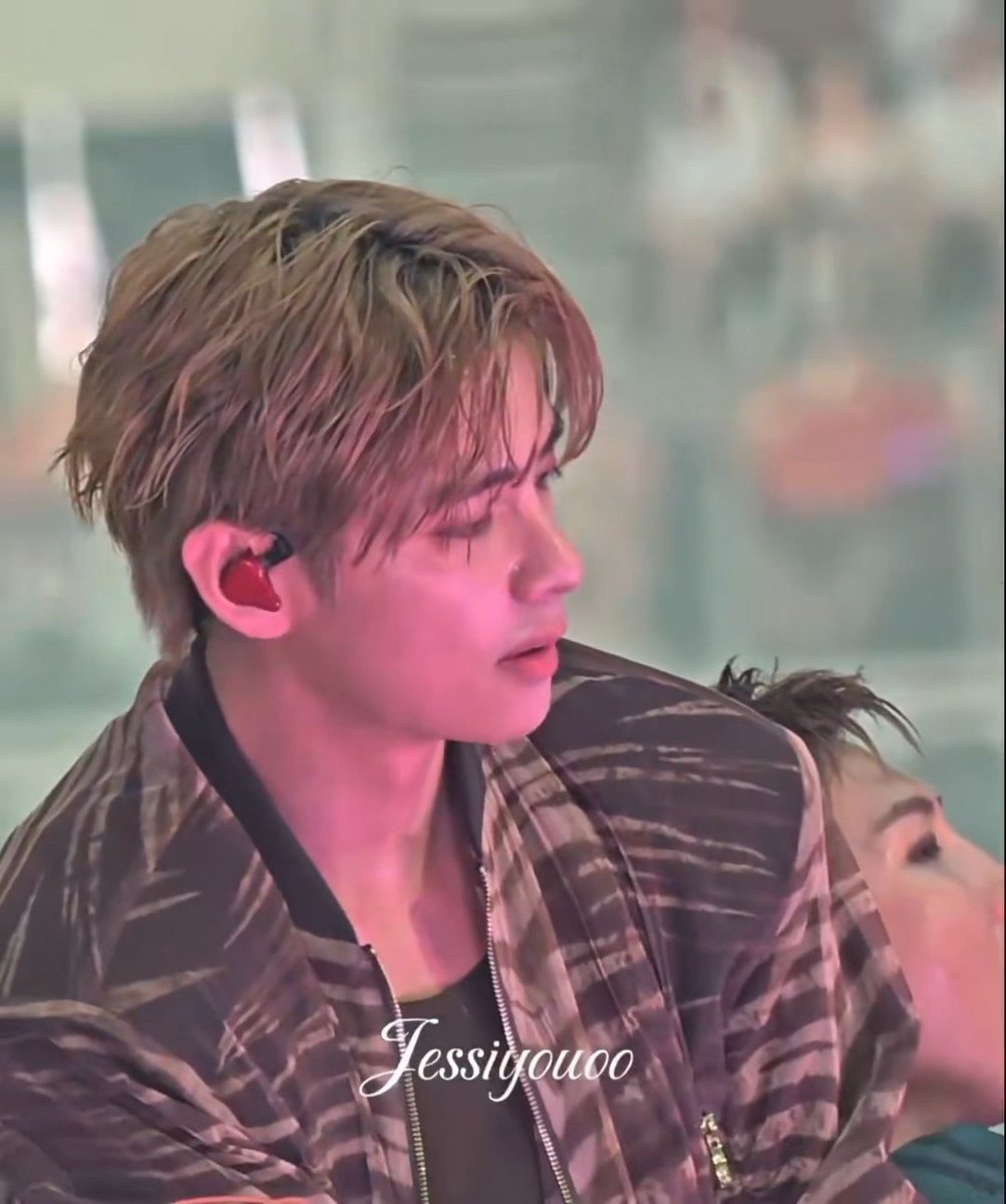 LEMMY_LOVE_BTS7's tweet photo. 내 뷔가 너무너무 비현실적으로 존잘이에요

KING V RULES THE STAGE
TAEHYUNG ROCKS LONDON
#V_WORLDTOUR_ARIRANG_LONDON_D2
#KIMTAEHYUNG_WORLDTOUR_ARIRANG https://t.co/naXGn8KjL4