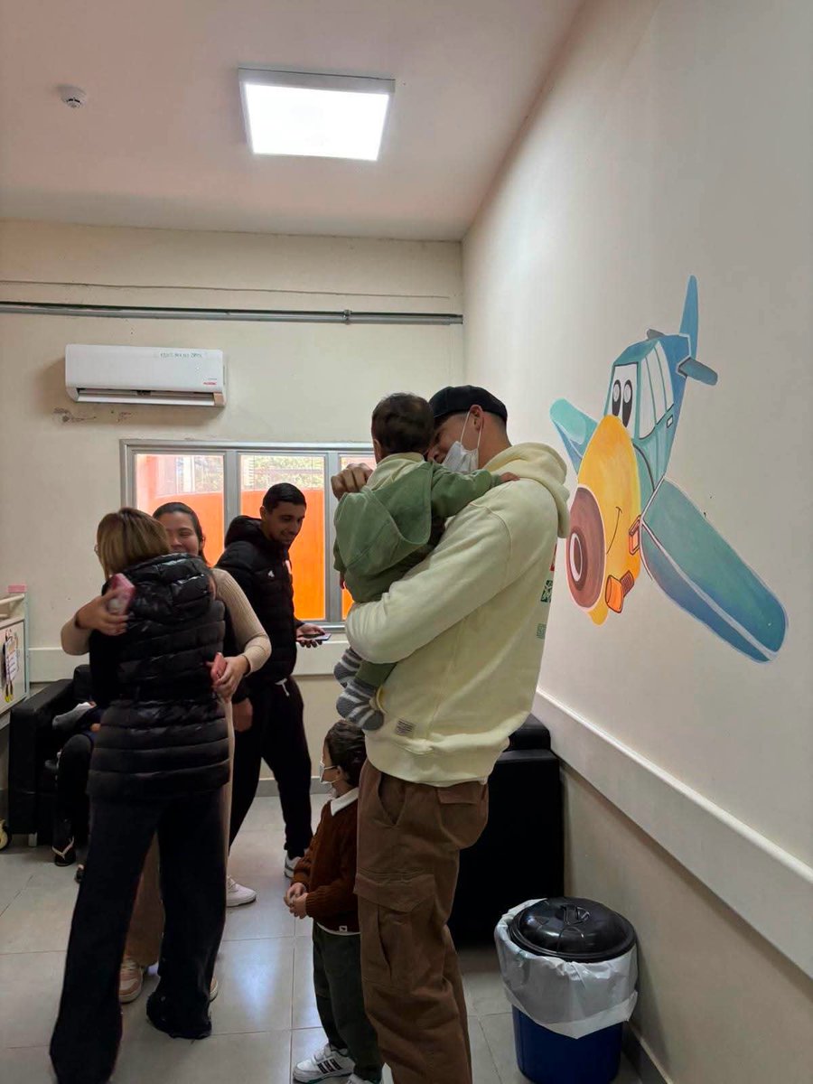 Estigarribiapy_'s tweet photo. UN GRANDE DENTRO Y FUERA DE LA CANCHA 🇵🇾🙌

Orlando Gill, portero y figura de la Albirroja, visitó el Hospital General Pediátrico "Niños de Acosta Ñu", para compartir un lindo momento con los internados en el lugar. También aprovechó para visitar a su ahijado, quien recibió el alta médica en ese momento. 

El gesto del arquero fue ampliamente valorado por el Hospital Acosta Ñu, que compartió imágenes del momento y agradeció la visita, resaltando la importancia de este tipo de acciones para levantar el ánimo de los pacientes pediátricos.