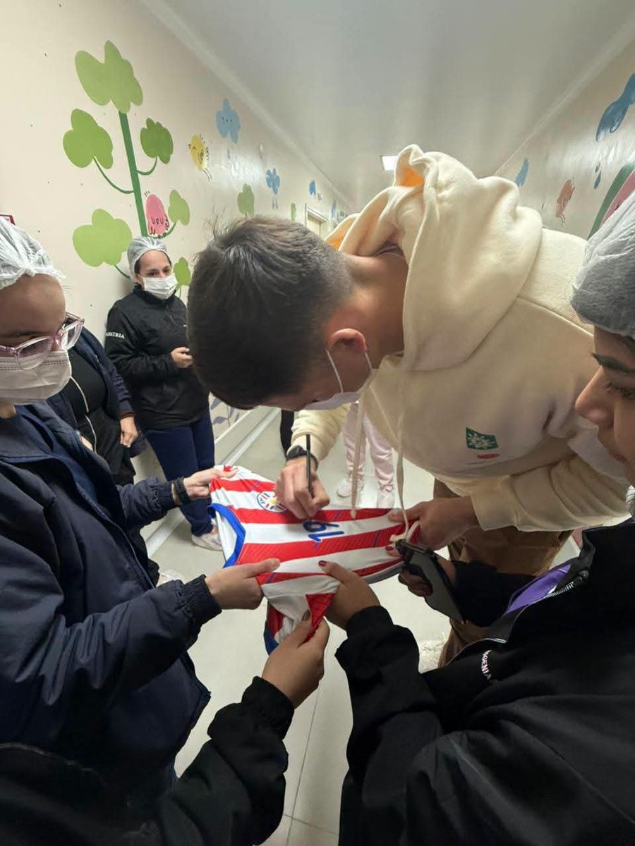 Estigarribiapy_'s tweet photo. UN GRANDE DENTRO Y FUERA DE LA CANCHA 🇵🇾🙌

Orlando Gill, portero y figura de la Albirroja, visitó el Hospital General Pediátrico "Niños de Acosta Ñu", para compartir un lindo momento con los internados en el lugar. También aprovechó para visitar a su ahijado, quien recibió el alta médica en ese momento. 

El gesto del arquero fue ampliamente valorado por el Hospital Acosta Ñu, que compartió imágenes del momento y agradeció la visita, resaltando la importancia de este tipo de acciones para levantar el ánimo de los pacientes pediátricos.