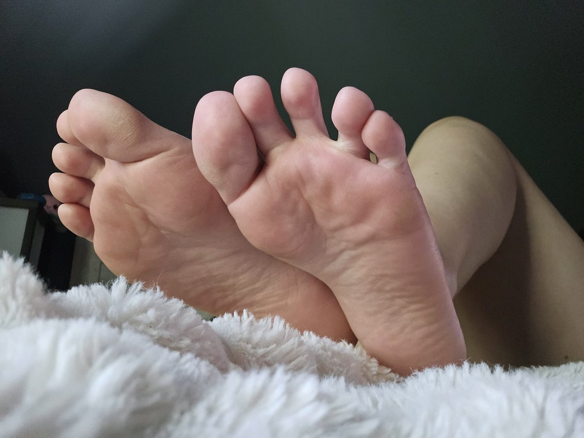 hezelfeet's tweet photo. How do you rate my feet out of 10?
#footfetısh #feetfetısh https://t.co/0W6dzdN328