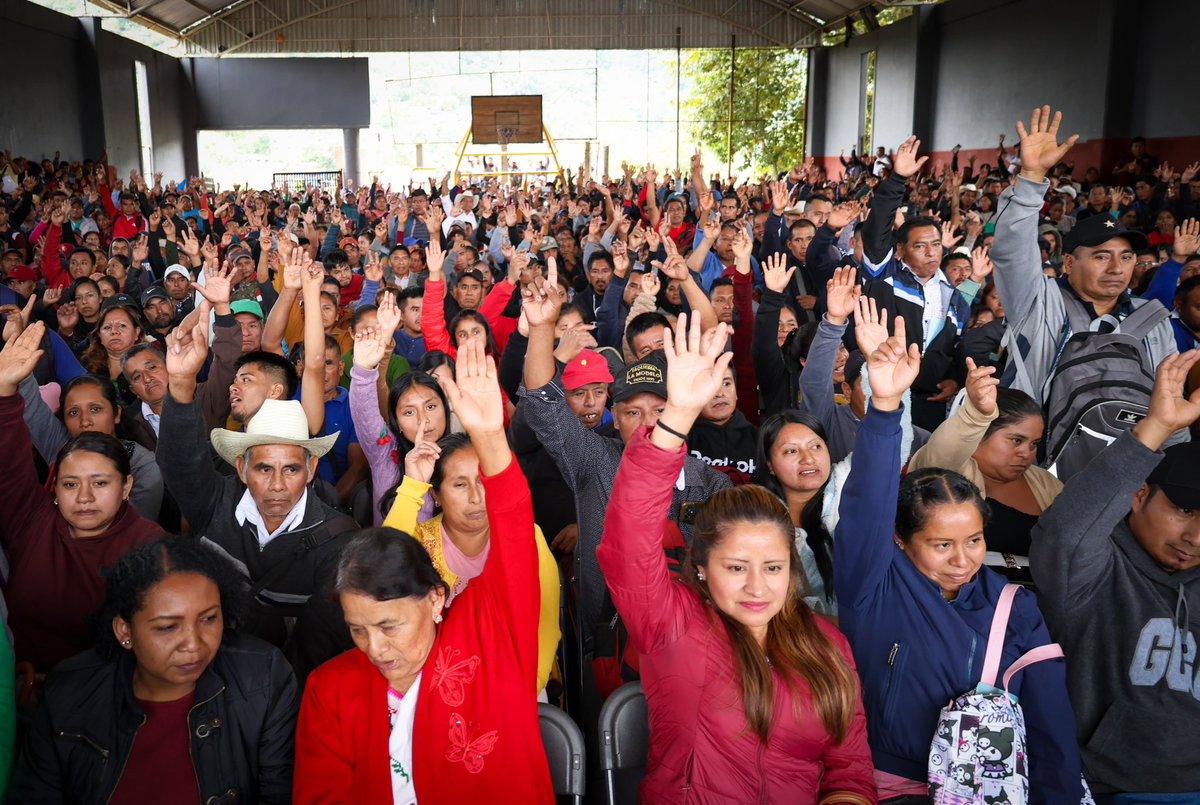 NancyOrtizOax's tweet photo. Hoy entregamos más de 900 tarjetas bancarias en la Sierra de Flores Magón.
Comités del #FAISPIAM, becarios de @JovConFuturo, así como personas adultas mayores, fueron convocados en Huautla de Jiménez y San José del Chilar para recibir sus medios de cobro.
El @GobiernoMX está en territorio.