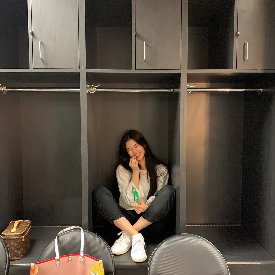 itzidoll's tweet photo. Un poquitito escondida para comerme mis snacks favoritos antes de caer al #𝟙st𐚱ʼ𝐜oncert de mi reina, miren que yo acá vengo con todas las ganas de revolear el poncho y saltar al ritmo del #𝕤upër𝙷𝕚na͜͡Ꮺー𝐝𝚊y𝟸 como celebración de su pumple.

𝚋ru𝕛a del αmor  ᩘ♡ #t𝕚na https://t.co/8E0nbdKgKy