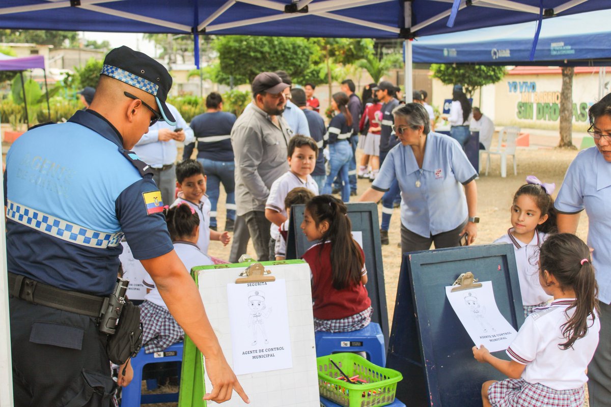 segura_ep's tweet photo. Agentes de Control Municipal la Unidad de Vinculación con la Comunidad de #SeguraEP participaron de una feria de Activación de Servicios Municipales desarrollada en el Parque Alborada, 4.ª etapa,

Además, se contó con la participación de la Dirección de Salud de @alcaldiagye, @EmapagGye, @circular_ep, @DASEAlcaldiaGye, entre otros, fortaleciendo el trabajo interinstitucional y promoviendo una atención cercana, eficiente y oportuna para los ciudadanos.

#AsiSeHaceGuayaquil
#CiudadDeTodos