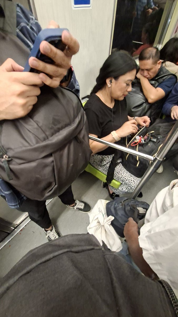 danielglopez's tweet photo. #AdultoMayor #AsientoReservado #Linea9 @MetroCDMX @ClaraBrugadaM  por ser mujer decidió no dar el  asiento a una persona mayor https://t.co/mAdJaMcYWG