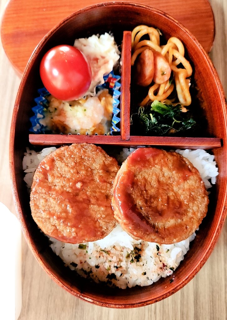 ankitchen1121's tweet photo. 今日の料理「弁当記録」
冷凍ハンバーグに冷凍グラタン…冷蔵庫になんも入ってなかった｡ﾉωヽ｡)ﾟ｡
作り置きすっかり忘れてました💦
昨日仕事休みだったのになぁ(  ˙꒳​˙  )ｽｰﾝ
よし！仕事終わったら買い物と作り置き少し作って明日はちゃんと作るぞぉ(ง •̀_•́)ง
#おうちごはん
#弁当記録 https://t.co/3AbrGjgi5b