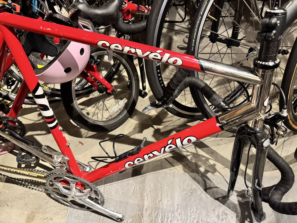 YKMickar's tweet photo. 毎度博打要素の高い到着後の状態チェック。売主が未申告の場合もあるし、輸送中の破損もある。トップチューブ下の大きな凹み。箱の中に塗料片がなかったので、今回は未申告パターンかな。そういえば支払後に「結構傷や凹みあるけど本当に大丈夫か？」としつこく聞かれたけど、この程度は許容範囲ですw https://t.co/zIzeS4vBaG