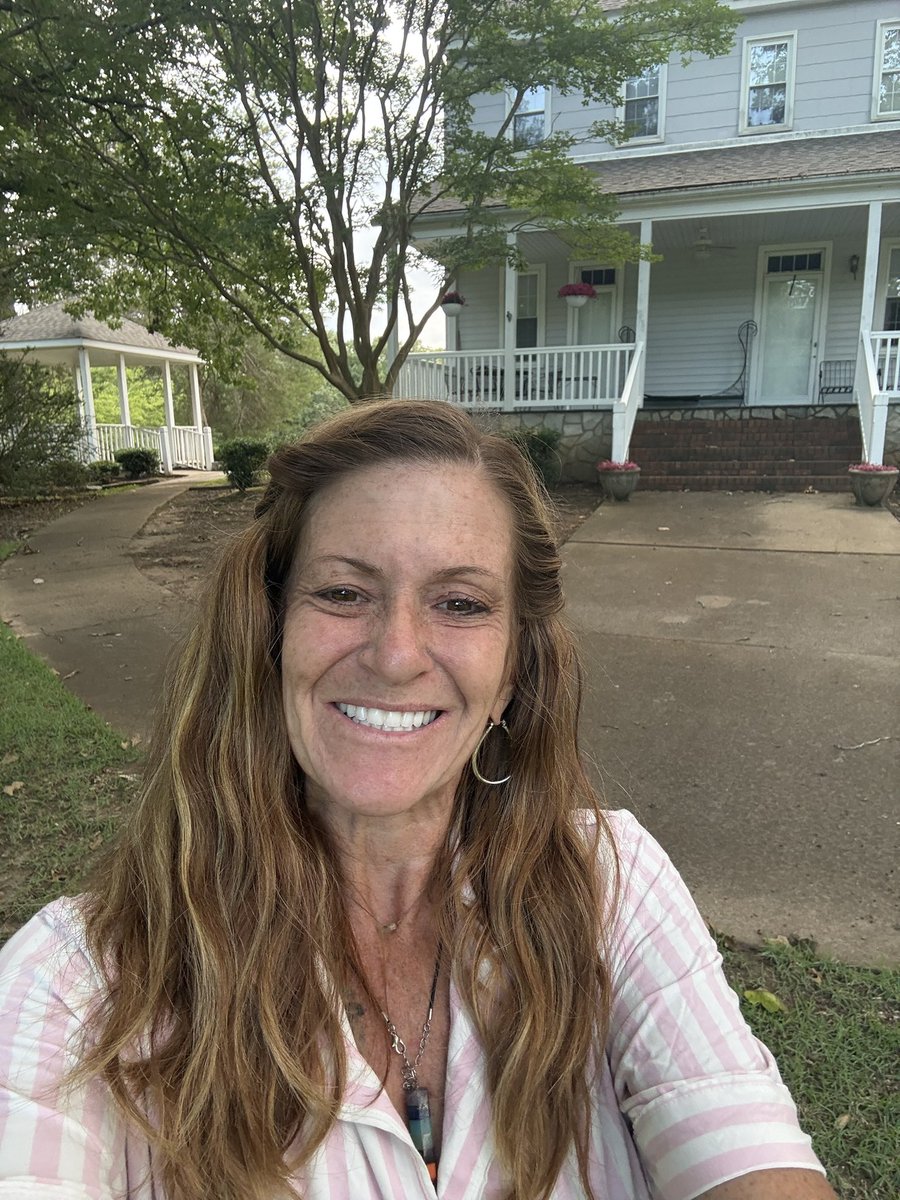 MeredithWh13173's tweet photo. My Dads house is built in 1810 it was the old post office in the Civil War . I appreciate it now that I’m sober #sober #history https://t.co/gSrnx4m9rk