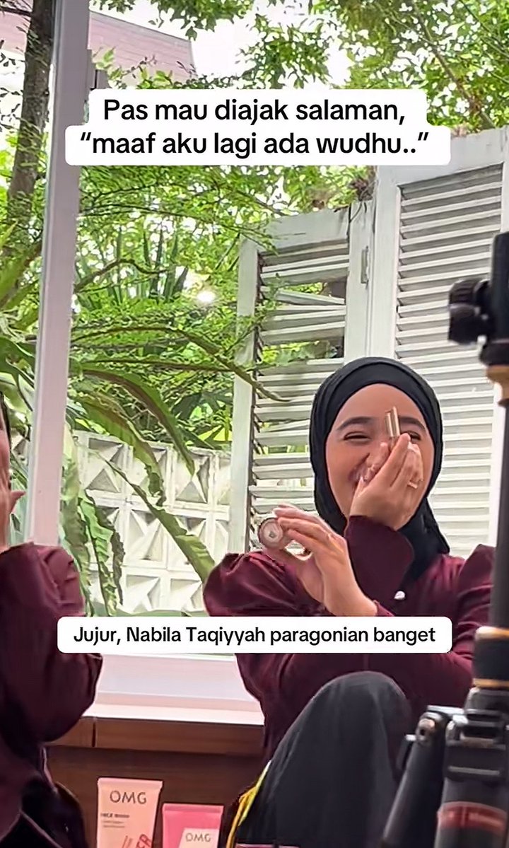 awaaannnn__'s tweet photo. ih lucu bgt nabila pas diajak salaman sama crew paragon dia gamau karna jaga wudhu 😭😭 karna kmrn kan live nya mepet ke shalat dzuhur yaa 😭🫰🏻 https://t.co/U6EuLdZTHE