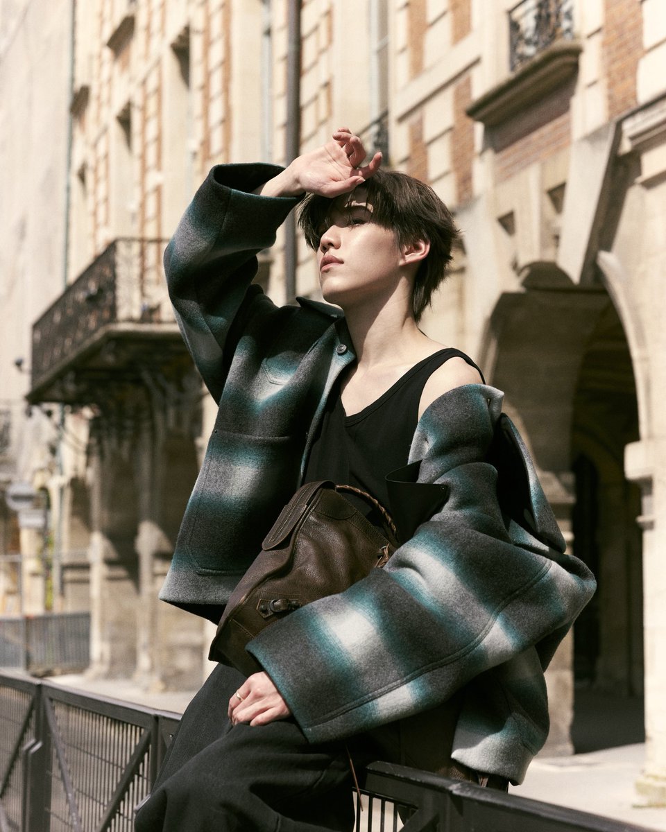 ElleMenThailand's tweet photo. พีพี กฤษฏ์ อำนวยเดชกร  แบรนด์แอมบาสเดอร์คนสำคัญของ Balenciaga ปรากฏตัวในโททัลลุคจากคอลเล็กชั่น Winter 26 ณ กรุงปารีส ก่อนเข้าร่วมชมแฟชั่นโชว์ Balenciaga Couture ครั้งที่ 55

#ELLEMENReport
#ELLEMENThailand
#PPKRITEnRouteParis 
#BalenciagaCouture https://t.co/lNORko9Xza